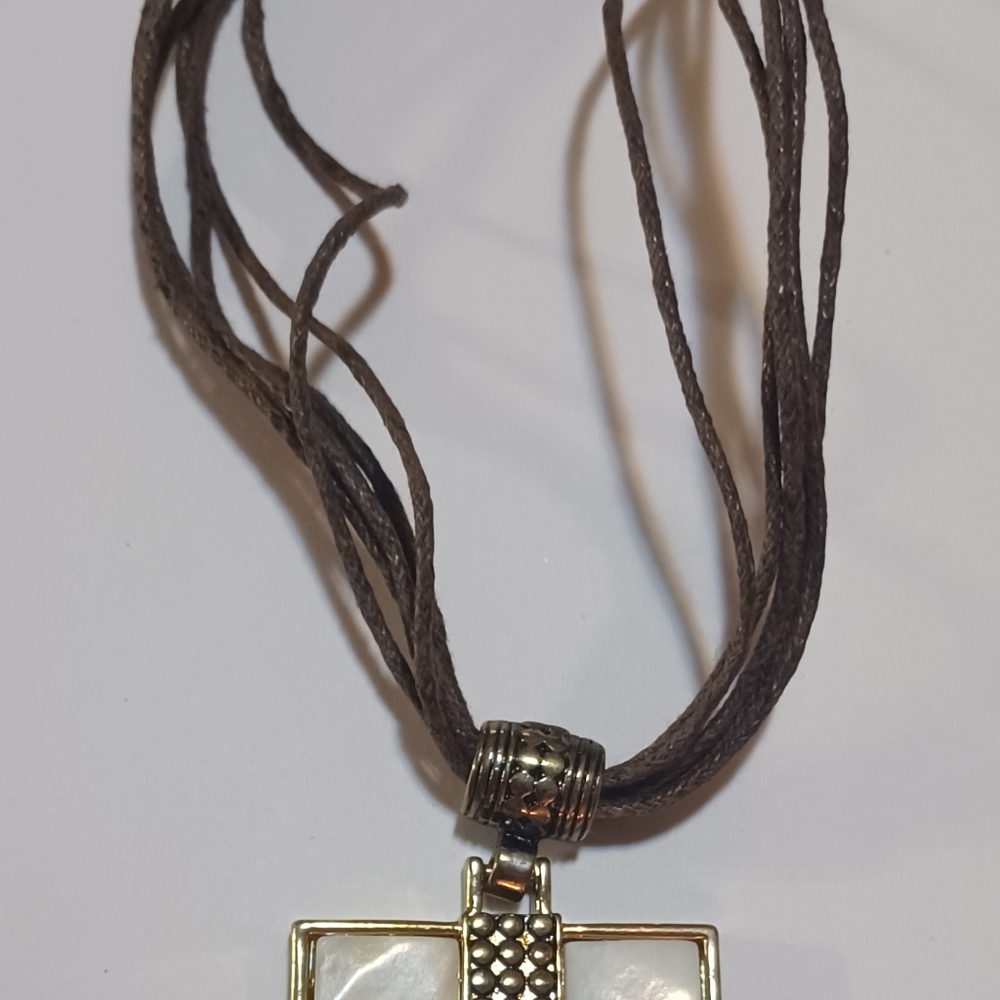 Chunky pendant white shell look on leather strap - Picture 3 of 4